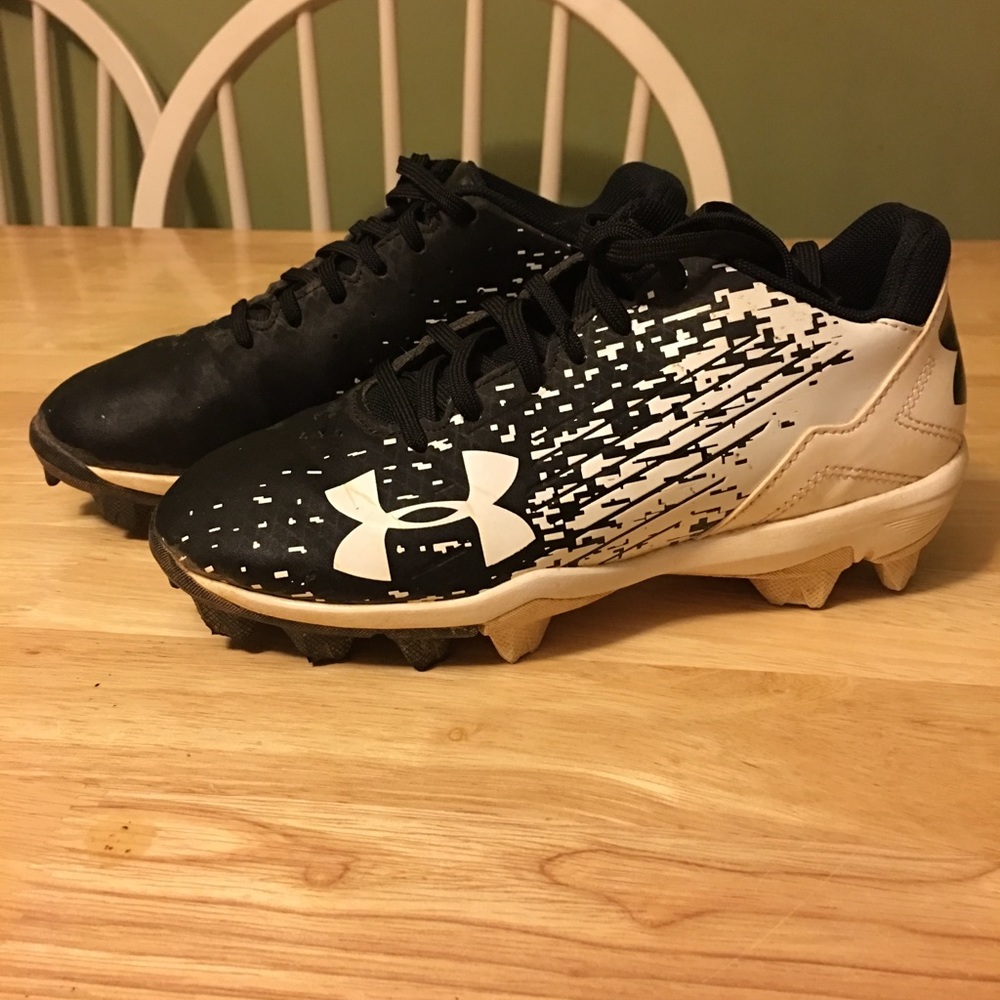 Boys under armour baseball cleats